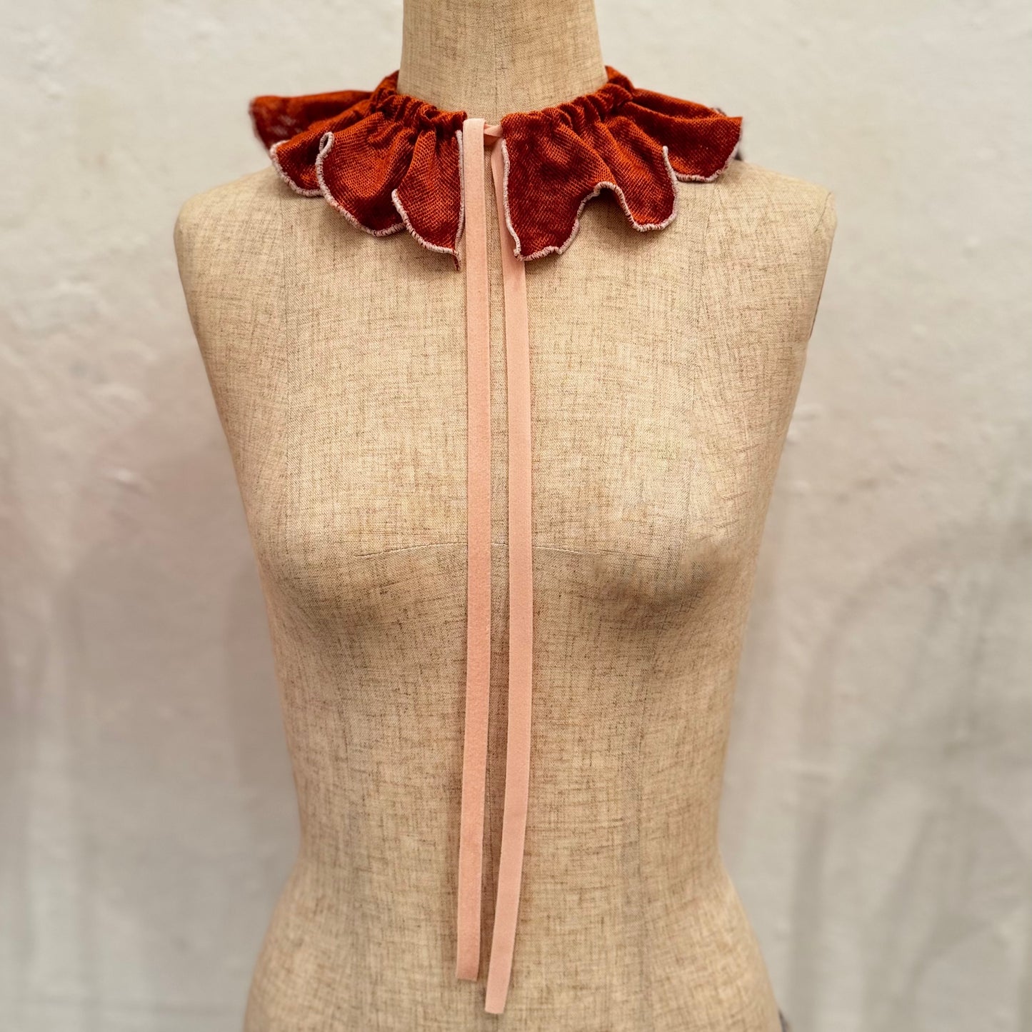 MOSS CHOU CHOU COLLAR